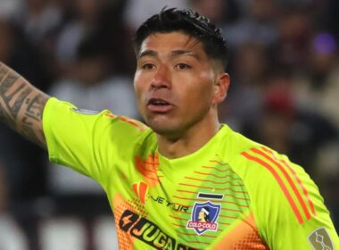 Brayan Cortés con la camiseta de Colo-Colo.