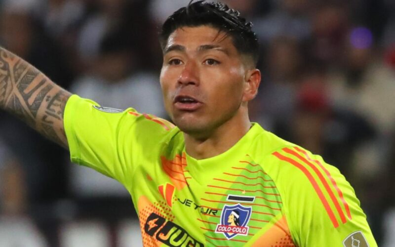 Brayan Cortés con la camiseta de Colo-Colo.