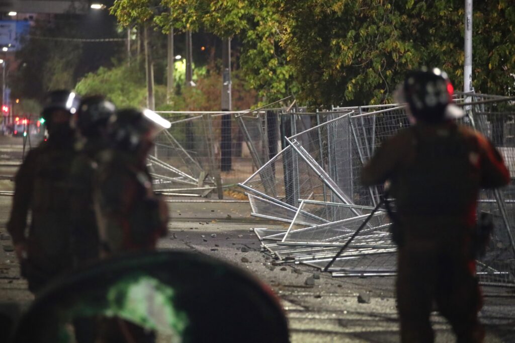 Carabineros fuera del perímetro del Estadio Monumental.