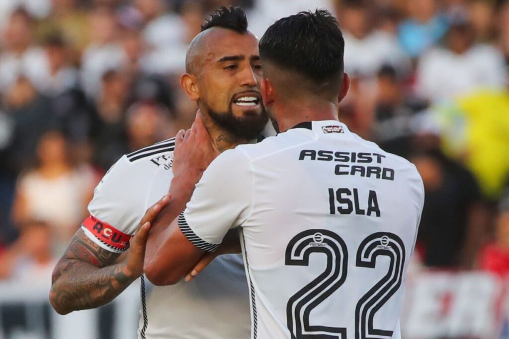 Mauricio Isla y Arturo Vidal con la camiseta de Colo-Colo.