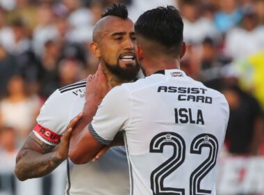 Mauricio Isla y Arturo Vidal con la camiseta de Colo-Colo.