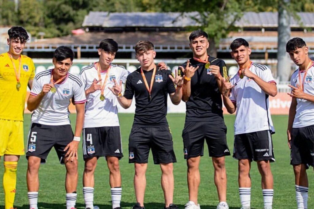 Jugadores de Colo-Colo Sub-18 celebrando el título de campeón.