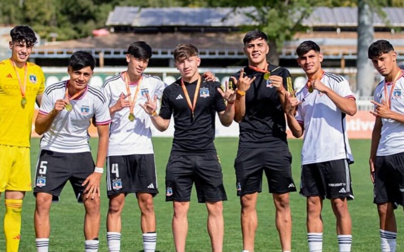 Jugadores de Colo-Colo Sub-18 celebrando el título de campeón.