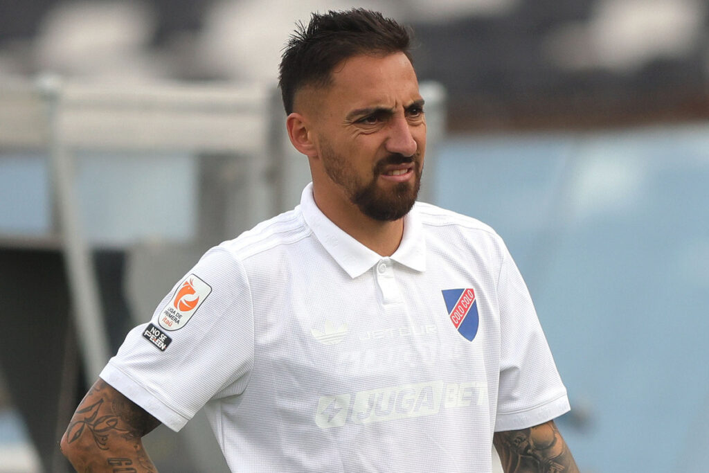 Primer plano de Javier Correa con la camiseta de Colo-Colo.