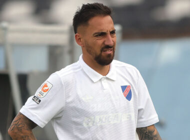 Primer plano de Javier Correa con la camiseta de Colo-Colo.