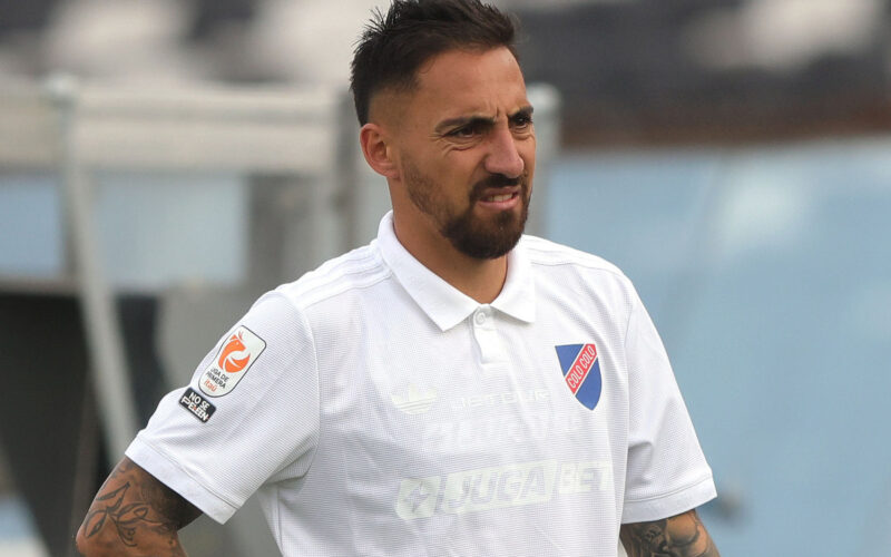 Primer plano de Javier Correa con la camiseta de Colo-Colo.