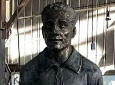 Estatua de David Arellano.
