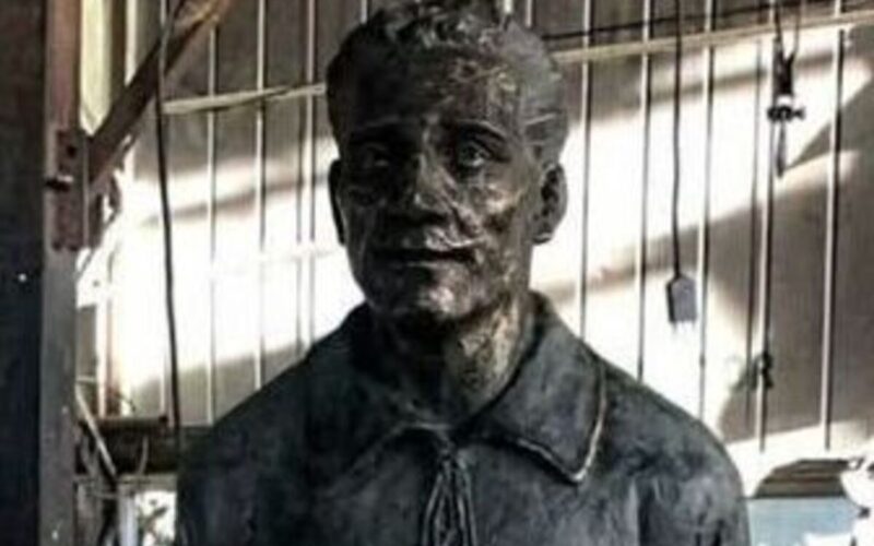 Estatua de David Arellano.