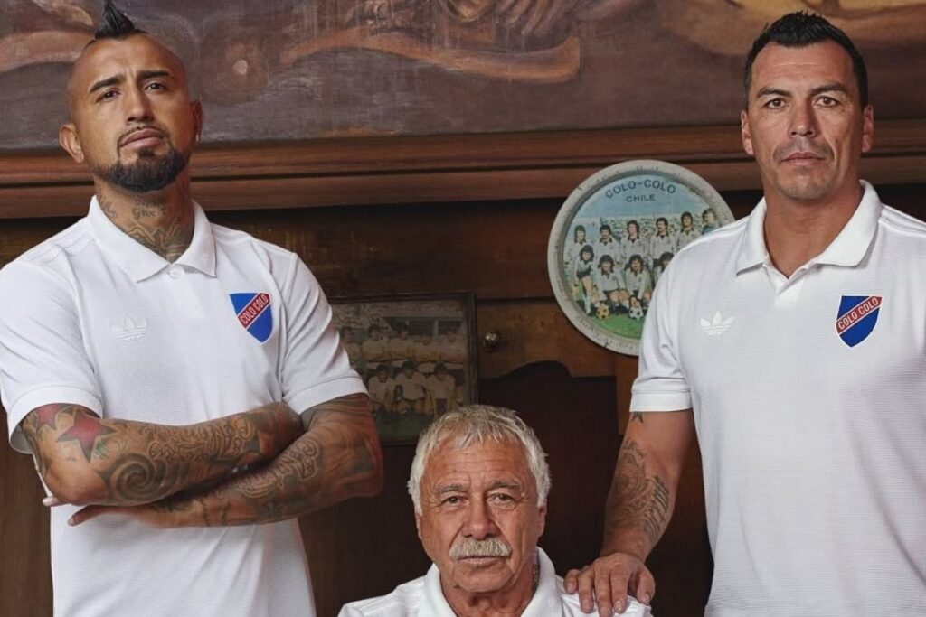 Camiseta conmemorativa centenario de Colo-Colo.