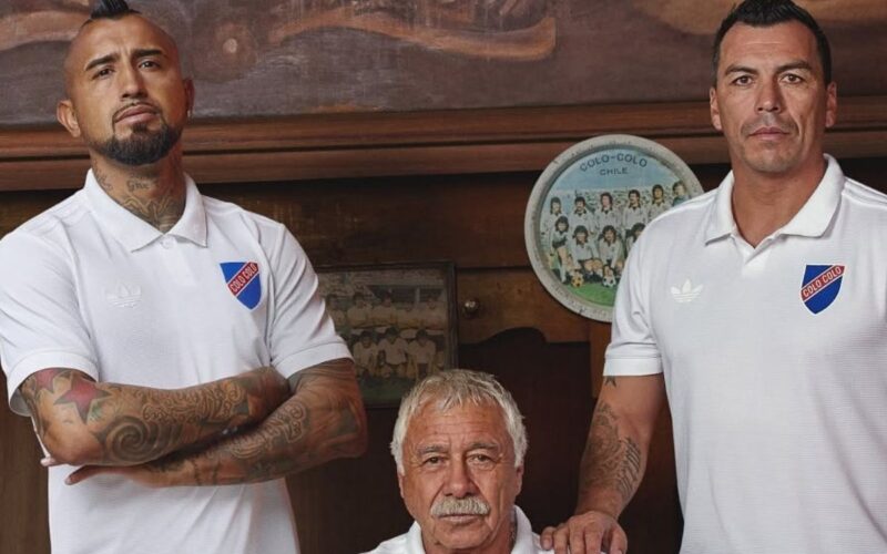 Camiseta conmemorativa centenario de Colo-Colo.