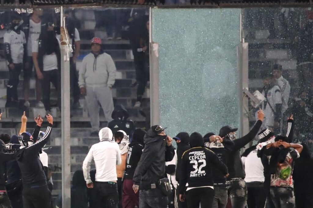 Estadio Monumental hinchas invaden la cancha vs Fortaleza.