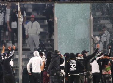Estadio Monumental hinchas invaden la cancha vs Fortaleza.