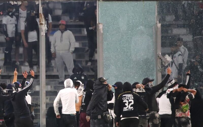 Estadio Monumental hinchas invaden la cancha vs Fortaleza.