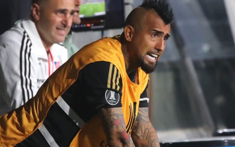 Arturo Vidal en el banco de suplentes durante el partido frente a Racing Club.