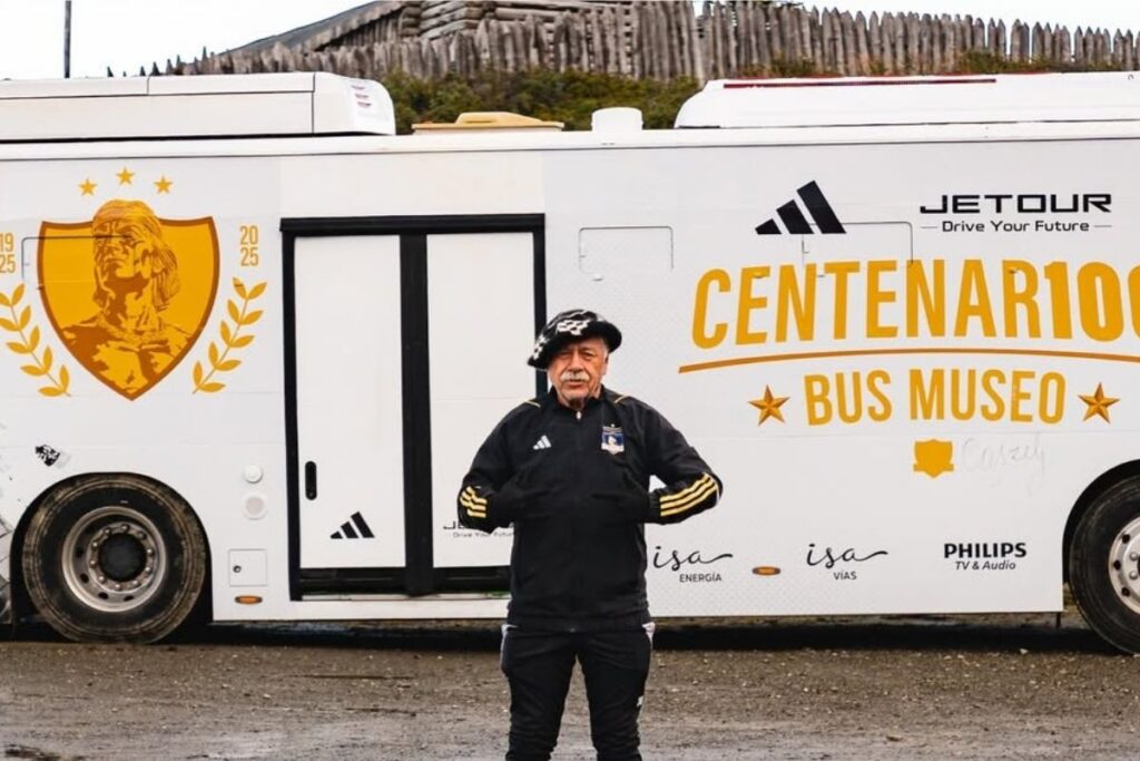 Carlos Caszely y el Bus Museo Itinerante de Colo-Colo