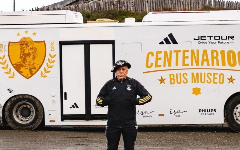 Carlos Caszely y el Bus Museo Itinerante de Colo-Colo