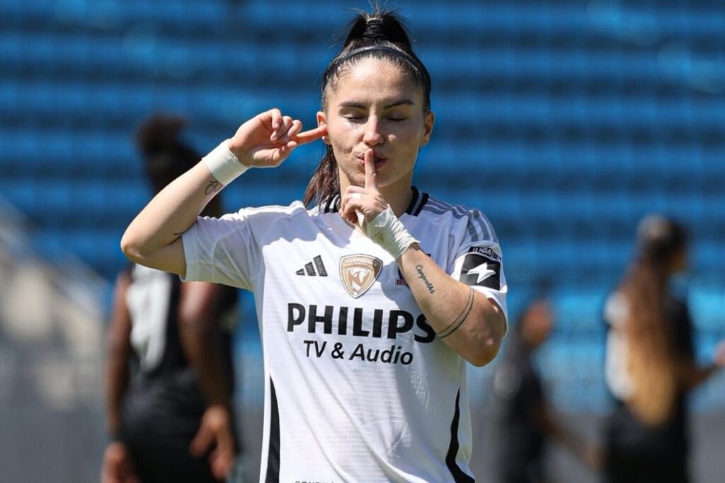 Javiera Grez celebra su gol con Colo-Colo por la Liga Femenina.