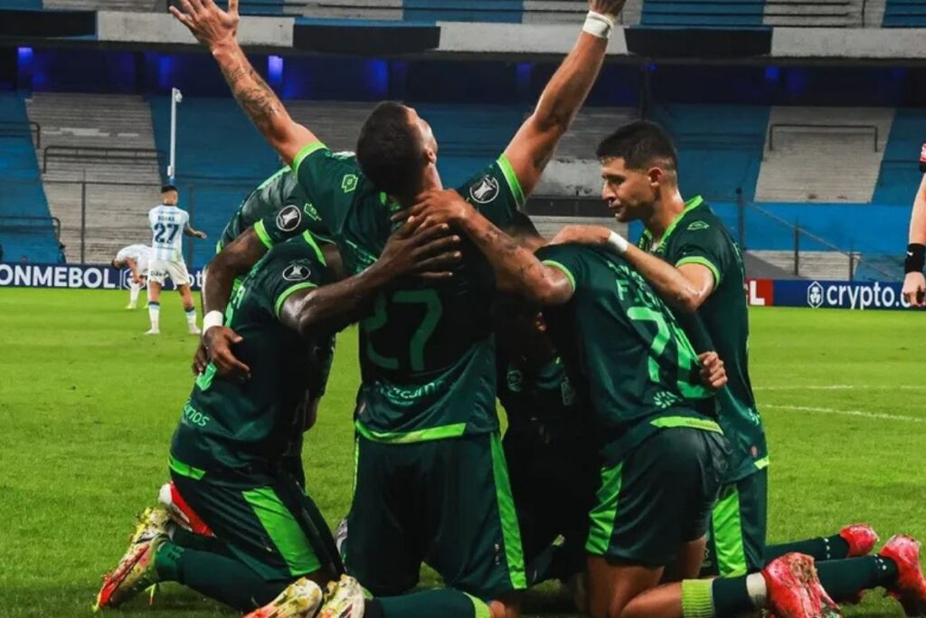 Atlético Bucaramanga vence a Racing y mueve la tabla de posiciones del Grupo E.
