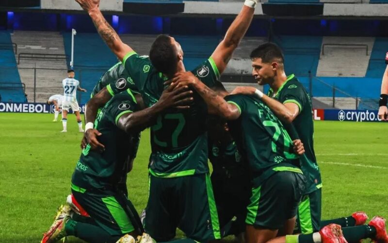 Atlético Bucaramanga vence a Racing y mueve la tabla de posiciones del Grupo E.