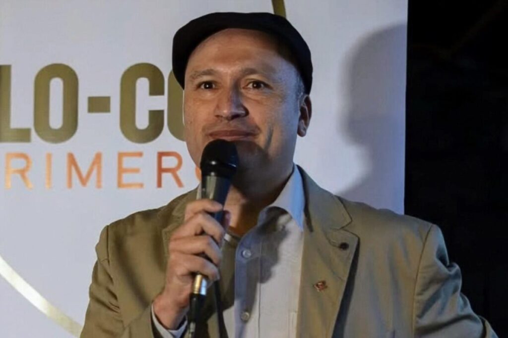 Primer plano a Edmundo Valladares dando un discurso.