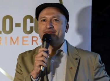 Primer plano a Edmundo Valladares dando un discurso.