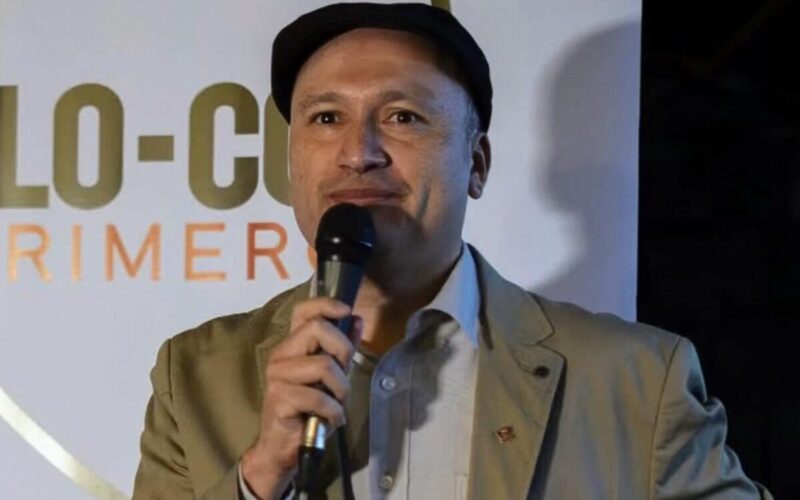 Primer plano a Edmundo Valladares dando un discurso.