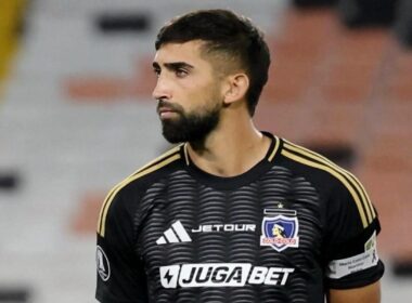 Emiliano Amor con la camiseta negra de Colo-Colo.