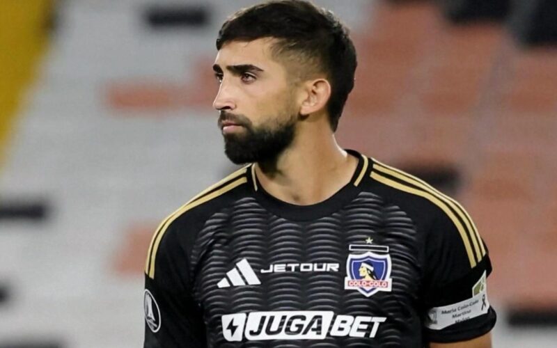Emiliano Amor con la camiseta negra de Colo-Colo.