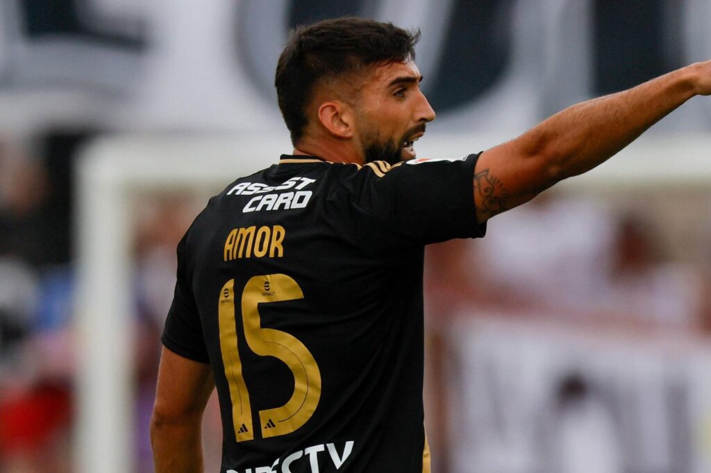 Emiliano Amor con la camiseta negra de Colo-Colo.