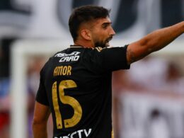 Emiliano Amor con la camiseta negra de Colo-Colo.
