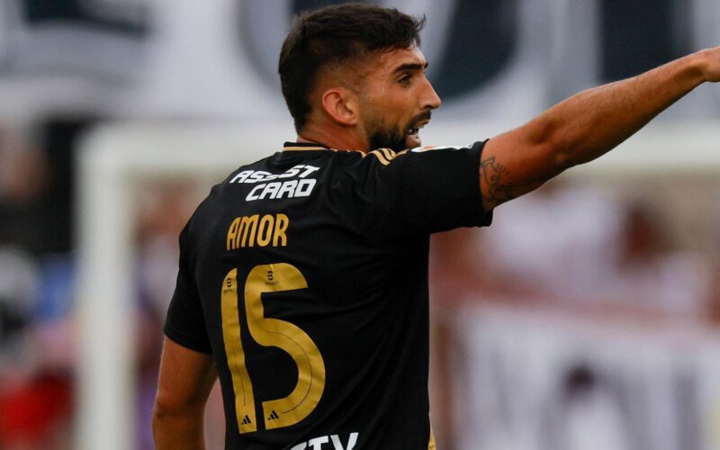 Emiliano Amor con la camiseta negra de Colo-Colo.