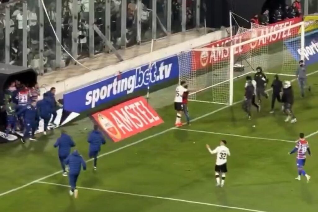 Emiliano Amor hinchas de Colo-Colo en el partido vs Fortaleza.