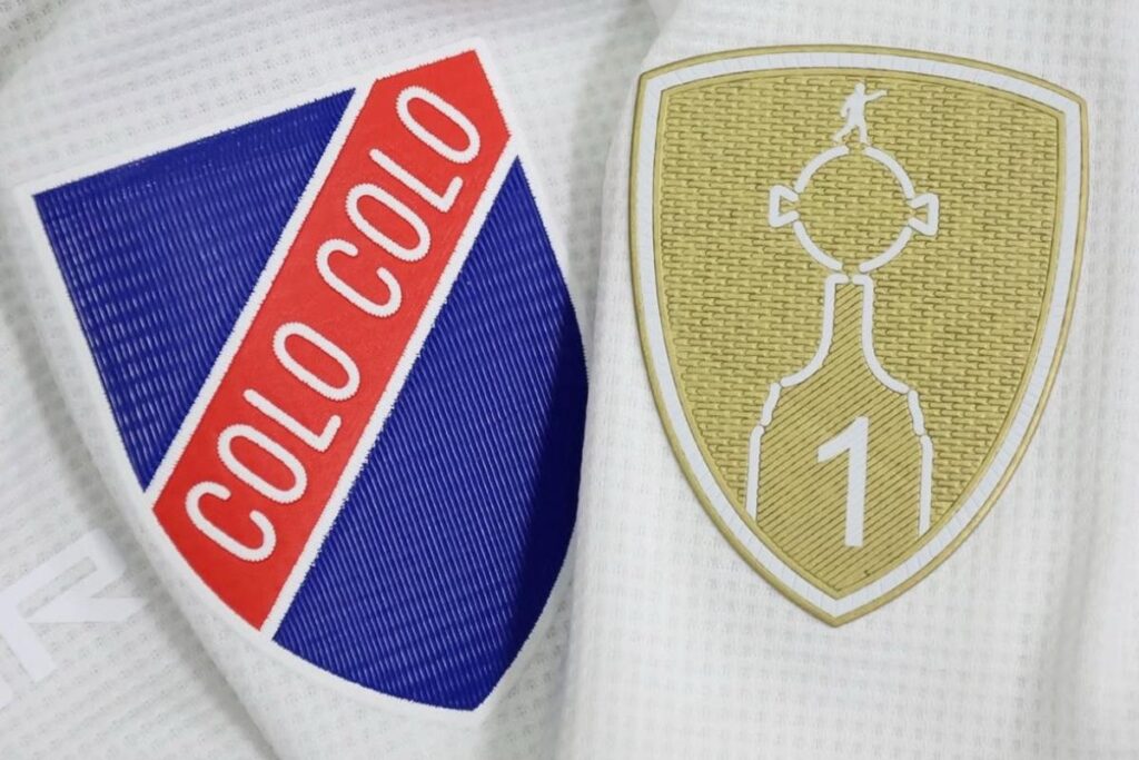 Escudo de Colo-Colo y Copa Libertadores.