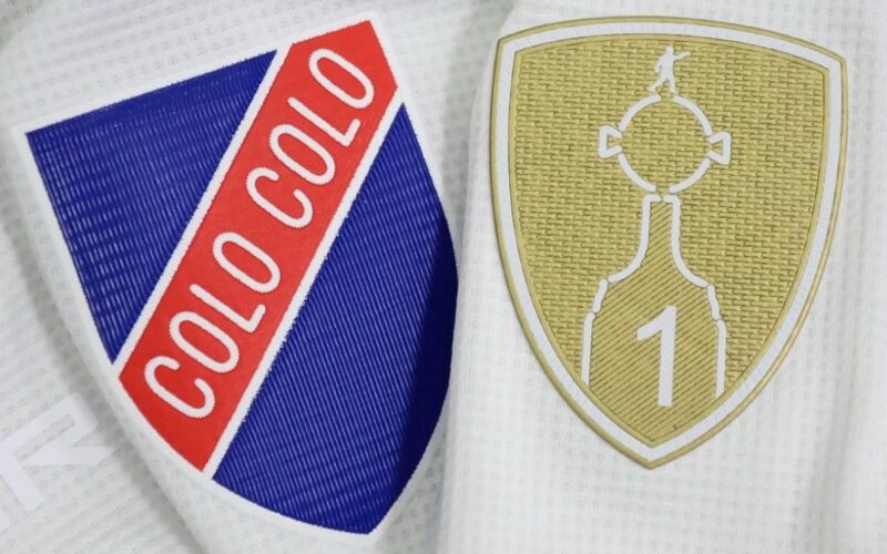 Escudo de Colo-Colo y Copa Libertadores.