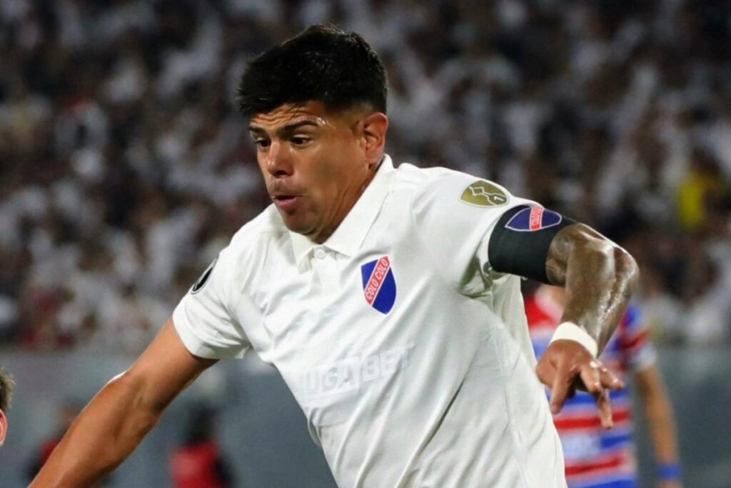 Esteban Pavez con la camiseta conmemorativa de Colo-Colo vs Fortaleza.