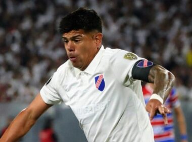 Esteban Pavez con la camiseta conmemorativa de Colo-Colo vs Fortaleza.
