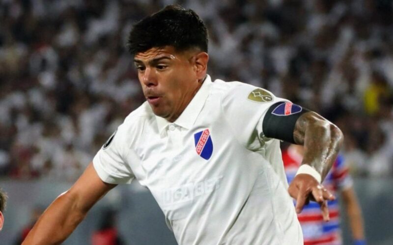 Esteban Pavez con la camiseta conmemorativa de Colo-Colo vs Fortaleza.