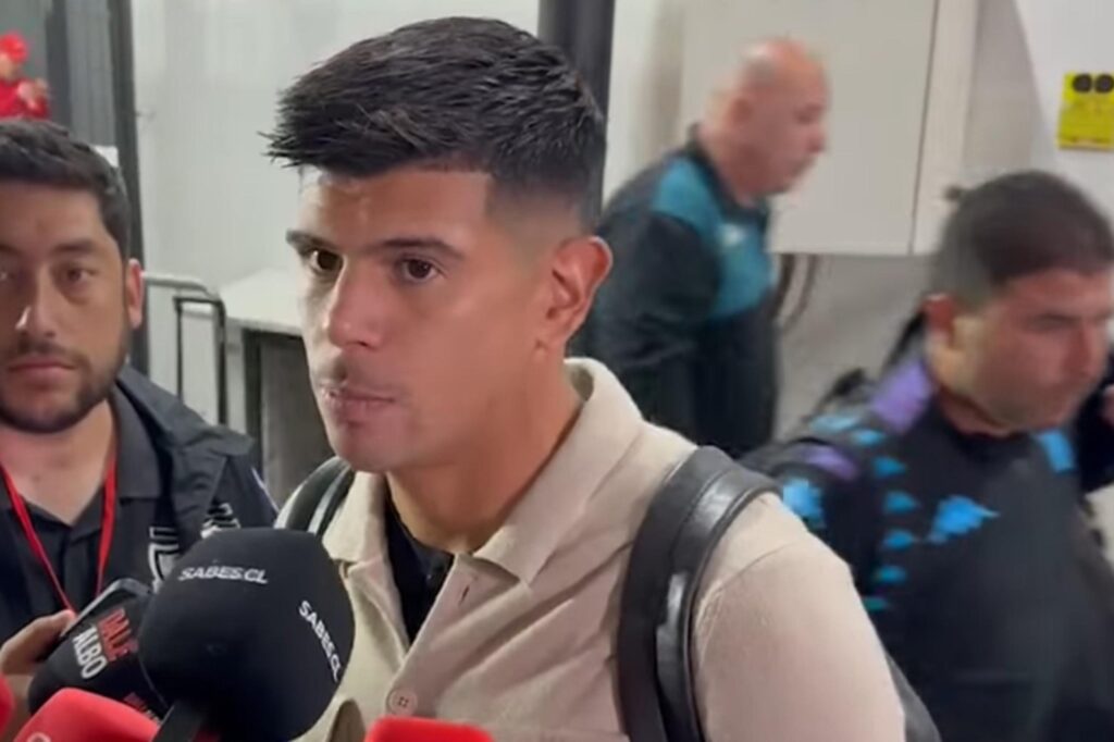 Esteban Pavez en la zona mixta del Estadio Monumental.