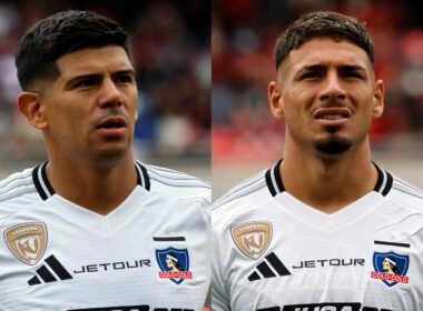 Primer plano a Esteban Pavez y Alan Saldivia con la camiseta de Colo-Colo.