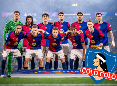 Jugadores del FC Barcelona formados para una foto junto al escudo de Colo-Colo.