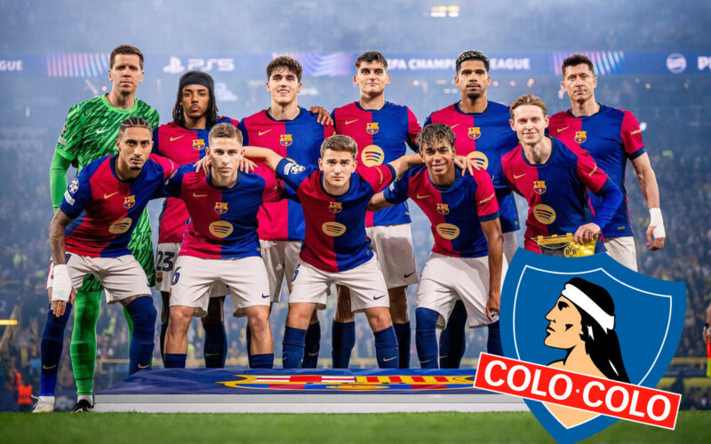 Jugadores del FC Barcelona formados para una foto junto al escudo de Colo-Colo.