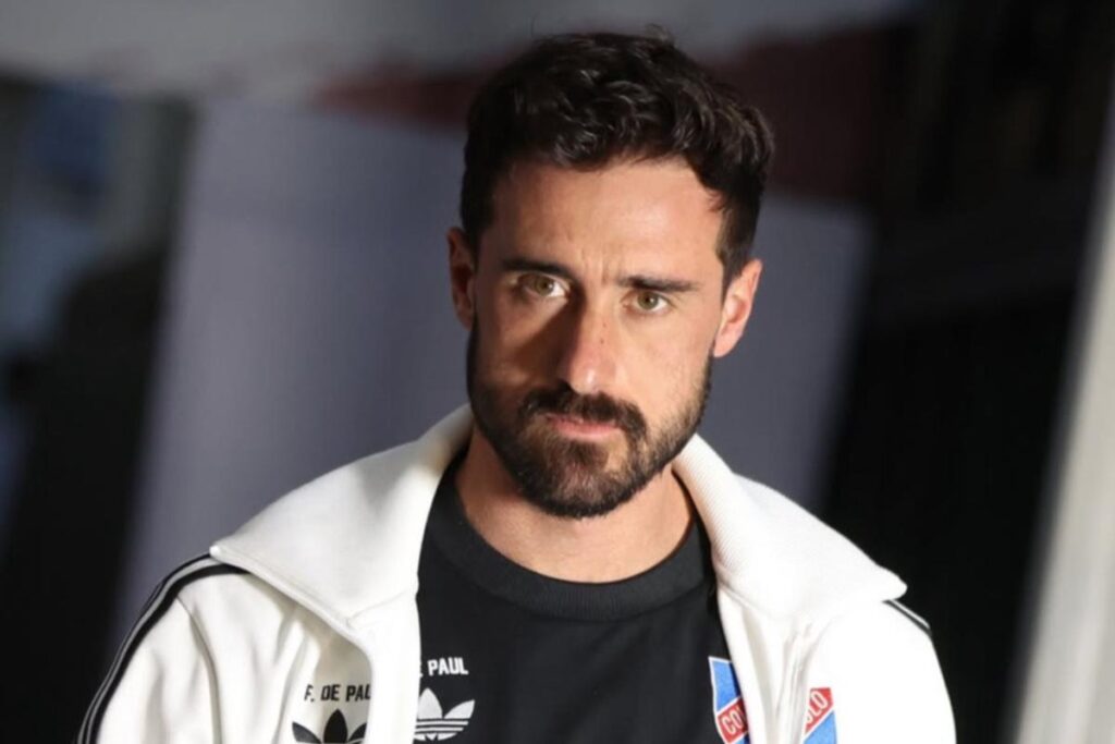 Fernando de Paul con camiseta de Colo-Colo.