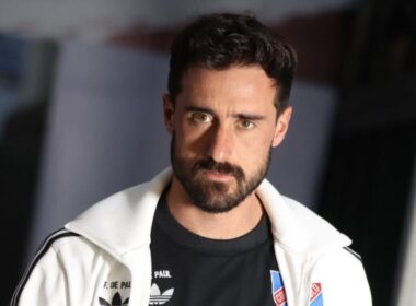 Fernando de Paul con camiseta de Colo-Colo.
