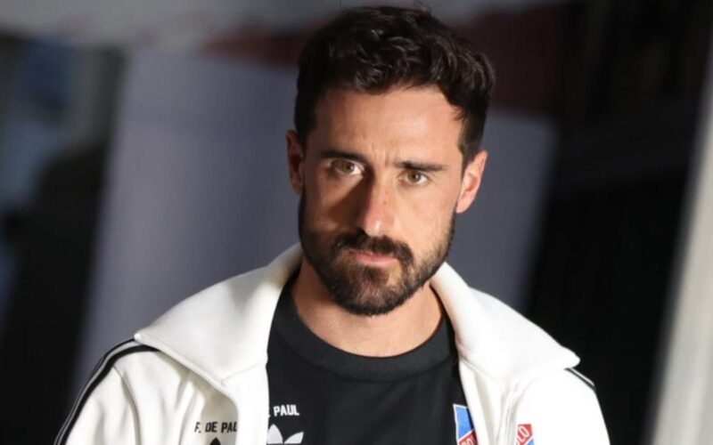 Fernando de Paul con camiseta de Colo-Colo.