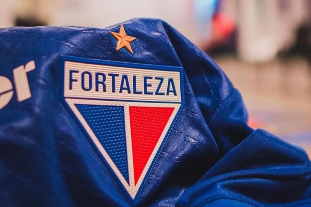 Escudo de Fortaleza en camiseta.