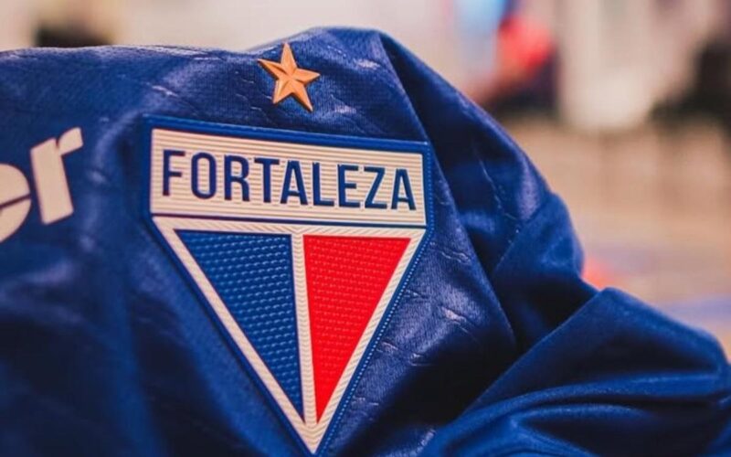 Escudo de Fortaleza en camiseta.