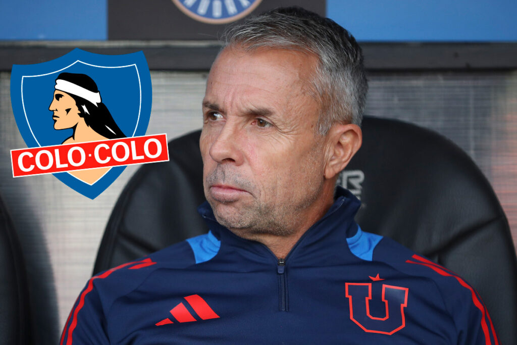 Primer plano de Gustavo Álvarez con indumentaria de Universidad de Chile junto al escudo de Colo-Colo.