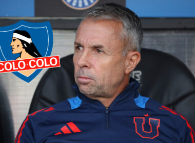 Primer plano de Gustavo Álvarez con indumentaria de Universidad de Chile junto al escudo de Colo-Colo.