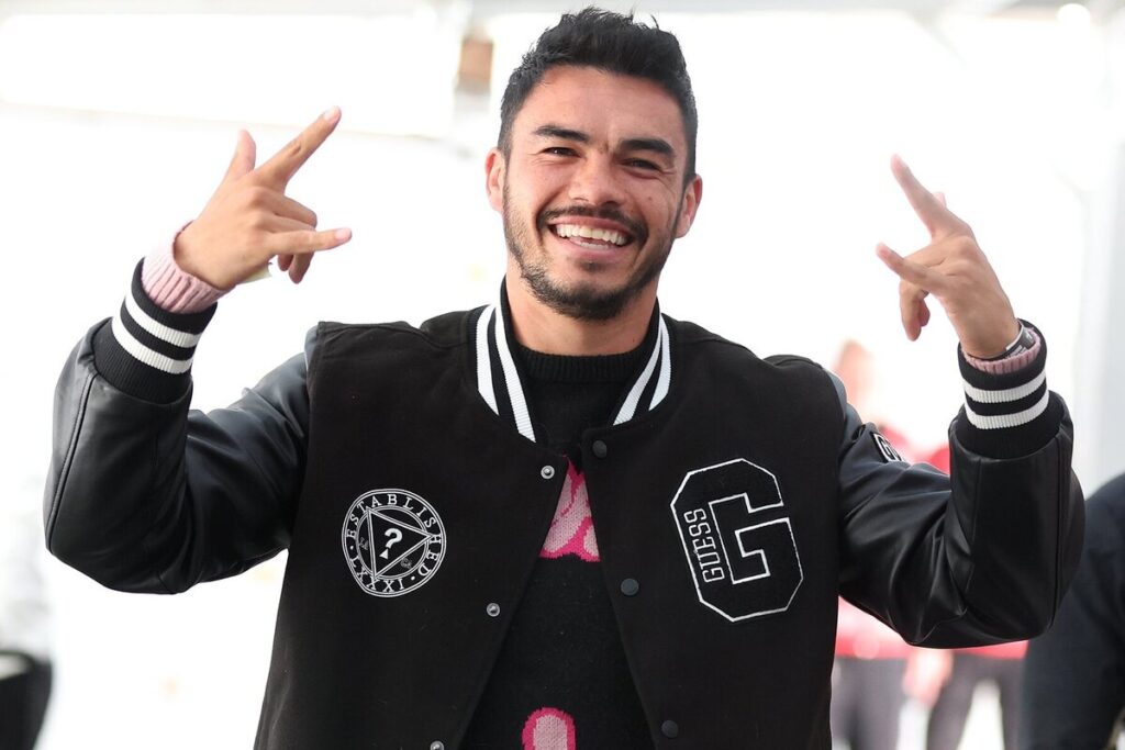 Primer plano de Gabriel Suazo sonriendo.