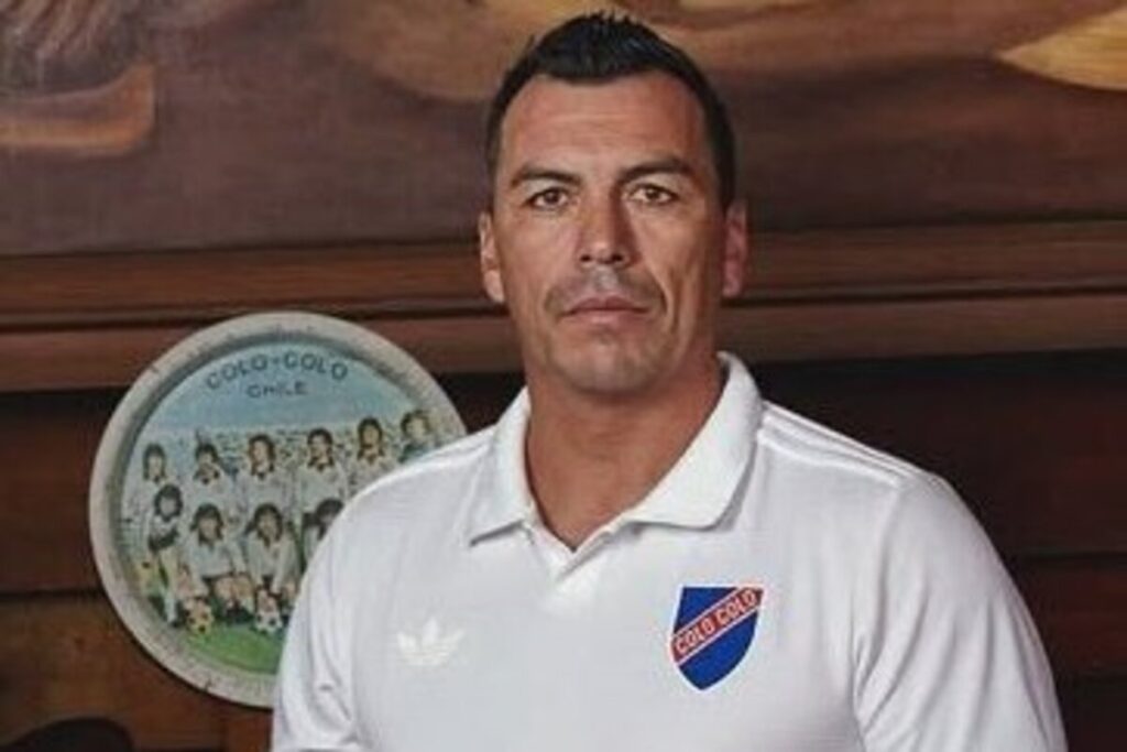 Primer plano de Esteban Paredes con la camiseta centenario de Colo-Colo.